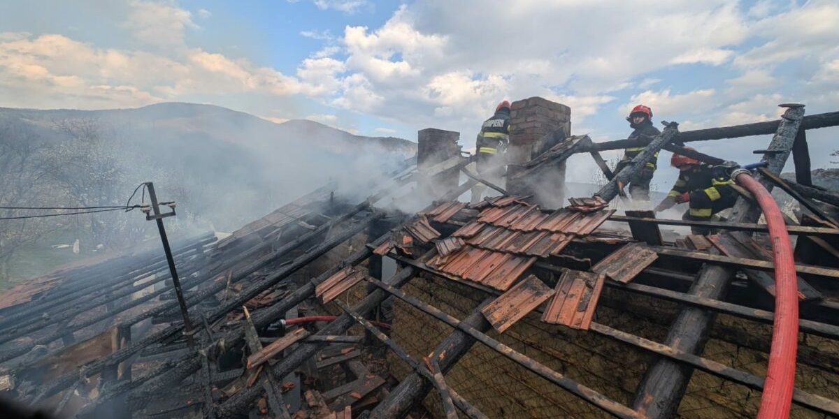 Incendiu în Nehoiu: Proprietarul, salvat de pompieri după stop cardiac