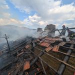 Incendiu în Nehoiu: Proprietarul, salvat de pompieri după stop cardiac