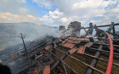 Incendiu în Nehoiu: Proprietarul, salvat de pompieri după stop cardiac