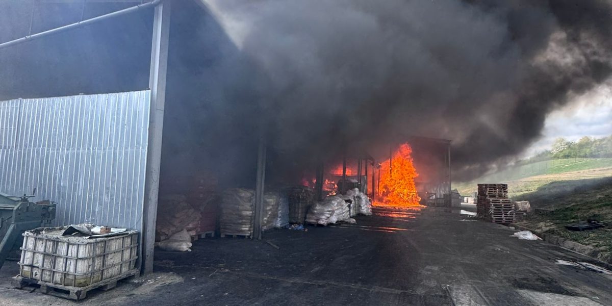 Incendiu URIAȘ în Sălaj: Fum gros, emis mesaj Ro-Alert