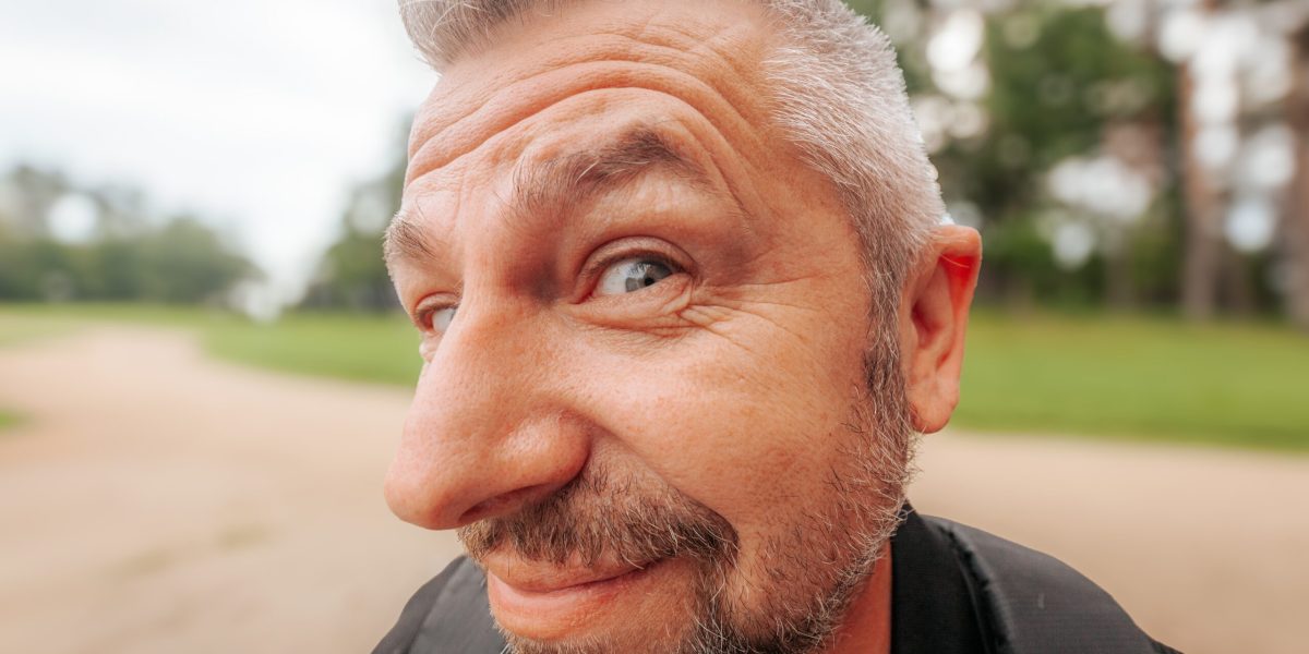 Închizi ochii ca să auzi mai bine? Cercetătorii dezvăluie trucul, uneori inutil