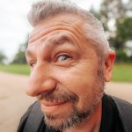 Închizi ochii ca să auzi mai bine? Cercetătorii dezvăluie trucul, uneori inutil