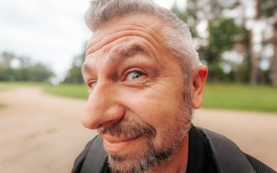 Închizi ochii ca să auzi mai bine? Cercetătorii dezvăluie trucul, uneori inutil