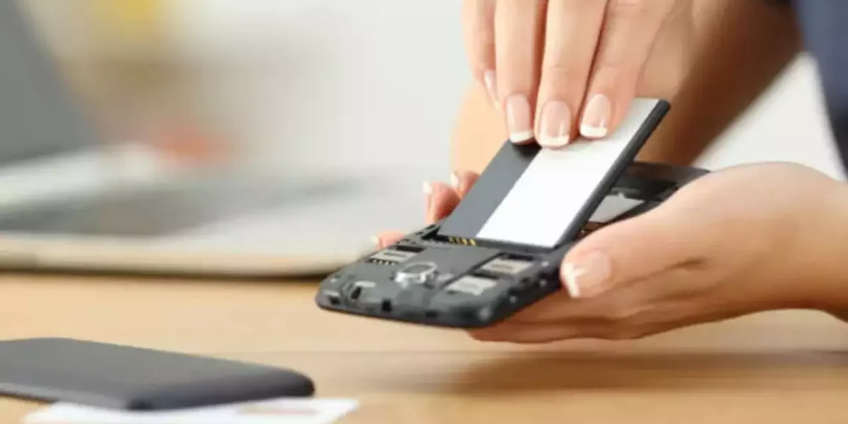 Baterii schimbabile la telefoane, revin din 2027: Arena IT reînvie trecutul