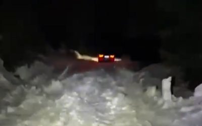 Bărbat și fiul său, prinși-n nămeți de Înviere pe munte