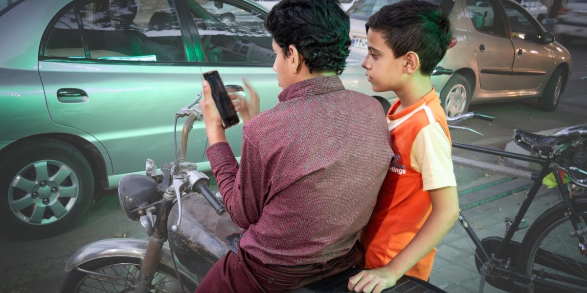 Iran: AMNESTY INTERNATIONAL ACUZĂ RECUTAREA DE COPII-SOLDAT LA VÂRSTA DE 12 ANI Organizația pentru drepturile omului, AMNESTY INTERNATIONAL, a lansat un apel urgent, avertizând IRANUL că recrutarea copiilor cu vârsta de până la 12 ani pentru forțele de voluntari BASIJ ale Gărzilor Revoluționare constituie o crimă de război