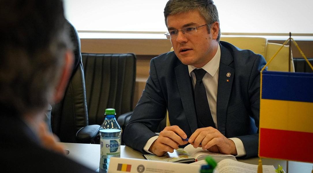 Guvernul SIMPLIFICĂ procedura de angajare a lucrătorilor străini Bucureștiul intenționează să simplifice procesul de angajare a lucrătorilor străini, considerat mult prea complicat și dificil de urmărit în prezent