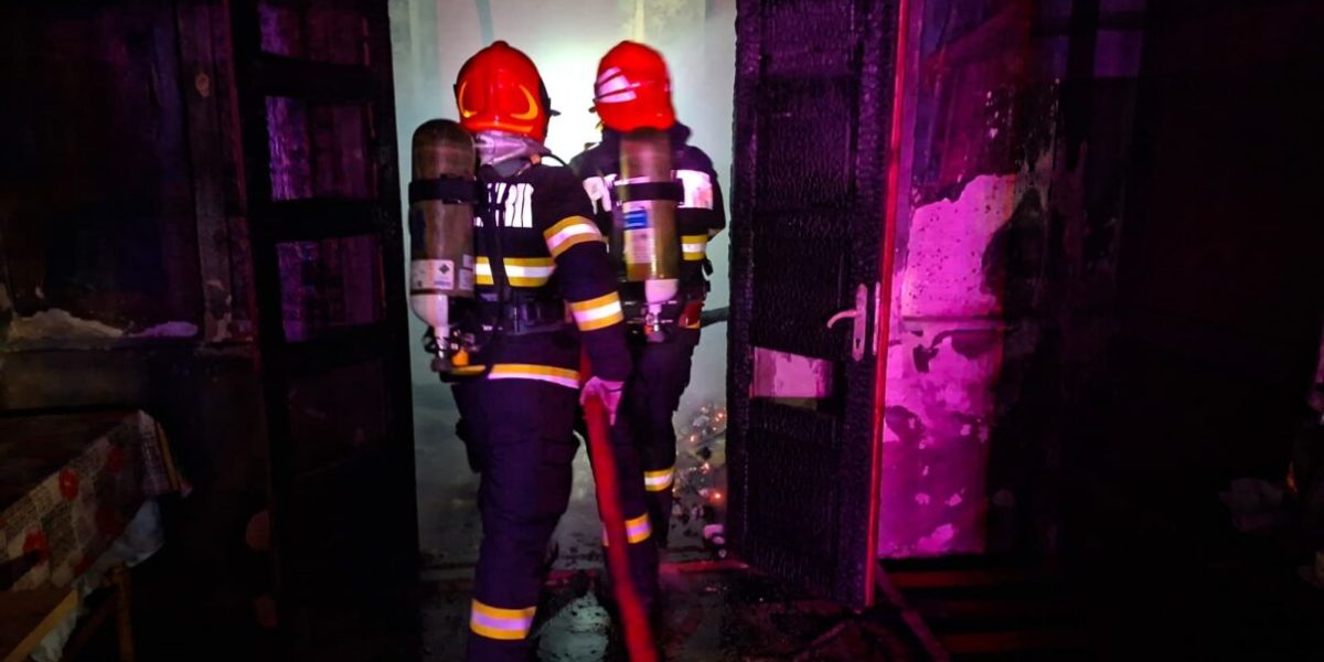Un incendiu a curmat viața unei mame și a fiului său în municipiul TULCEA, după ce flăcările au izbucnit într-un apartament de bloc, cel mai probabil din cauza unui cablu electric defect