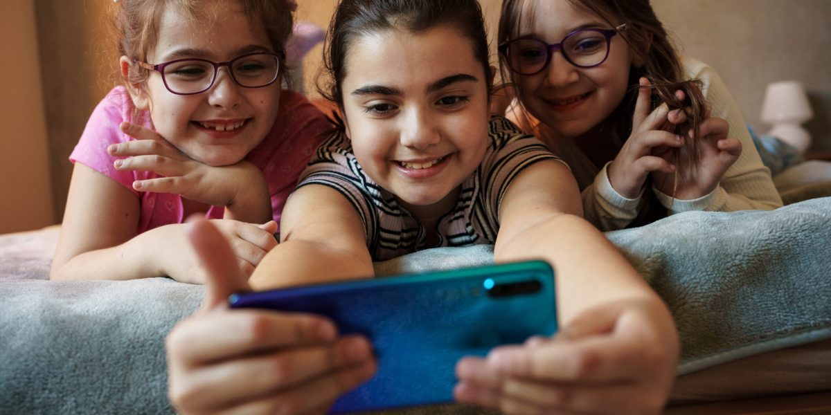 Canada: Interzicere drastică a rețelelor sociale pentru adolescenți sub 16 ani