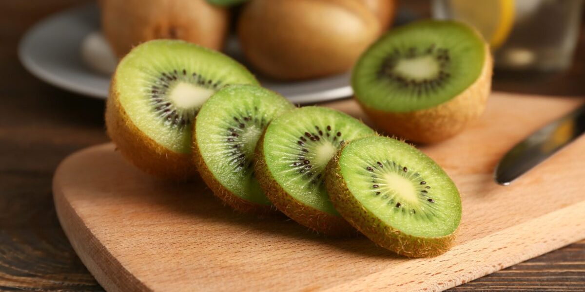 Kiwi, bomba de vitamine: De ce specialiștii recomandă să-l mănânci cu tot cu coajă