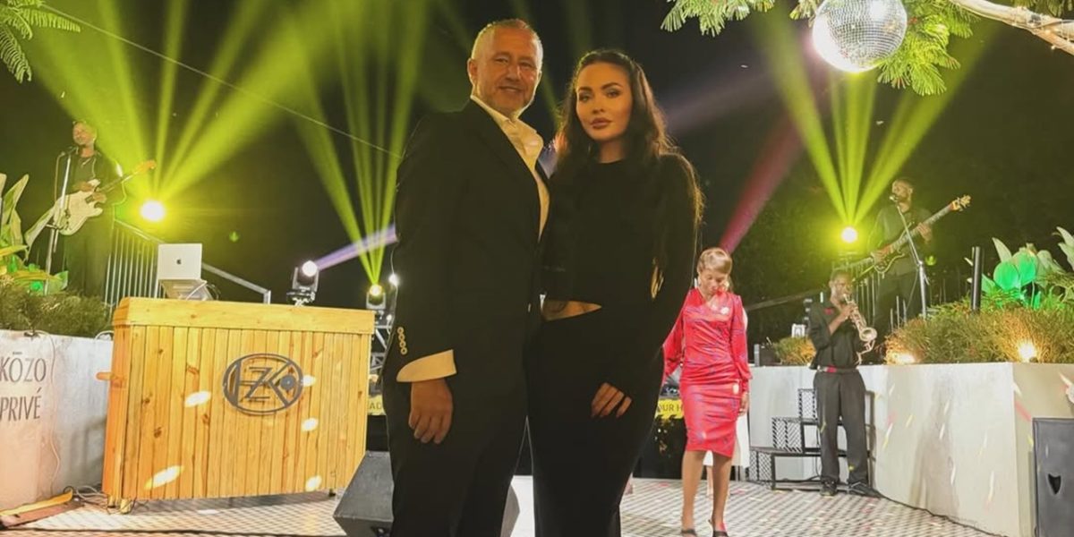 Reghecampf, în România! Antrenorul, surprins cu familia și angajata filipineză