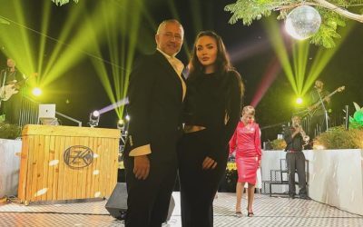 Reghecampf, în România! Antrenorul, surprins cu familia și angajata filipineză