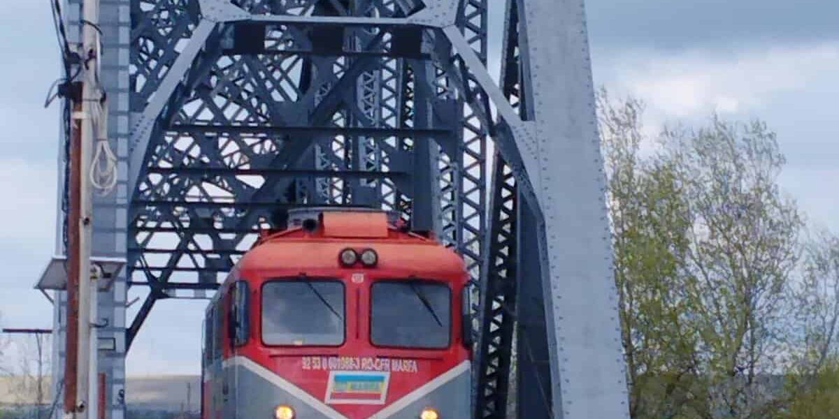 România, mândră: Prima locomotivă cu ecartament normal a trecut Prutul în Moldova