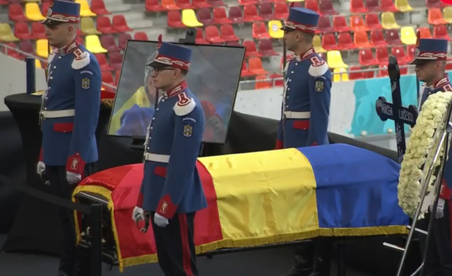 Sute de oameni au adus un ultim omagiu lui Mircea Lucescu la Arena Națională, un gest care continuă și joi, până la ora 20:00