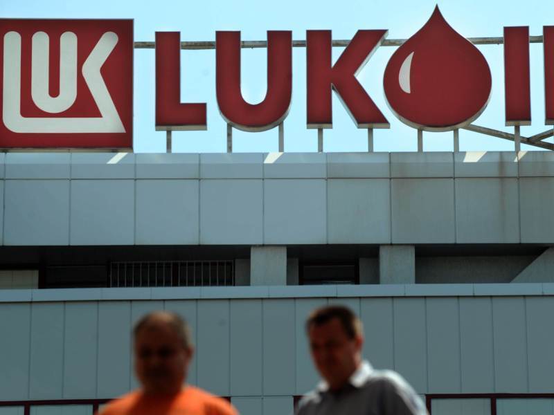 Americanii, mână întinsă pentru Lukoil: Benzinăriile, scutite de sancțiuni în România