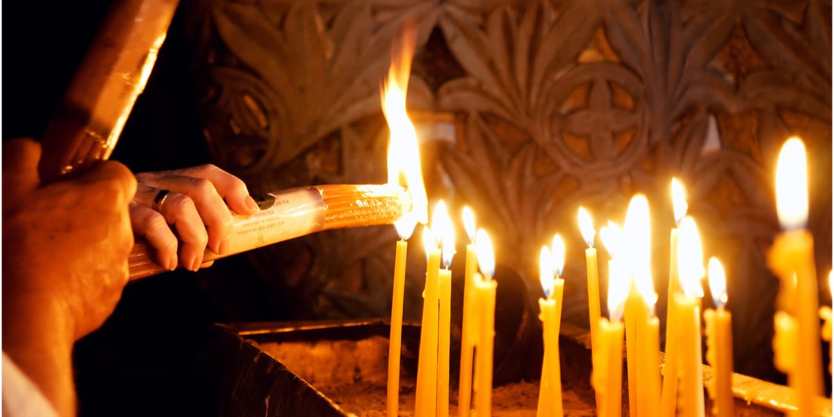 Ce faci cu Lumina Sfântă după slujbă? Semnificațiile ei