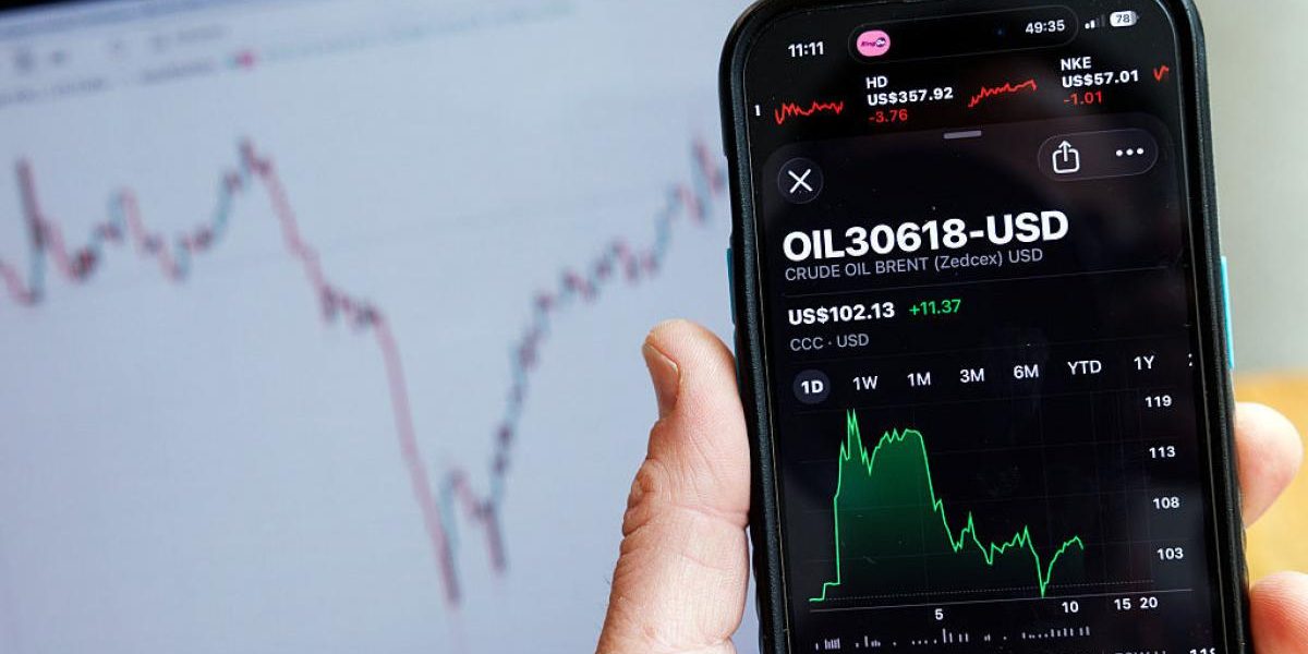 Petrolul revine la 100$: Închiderea Strâmtorii Ormuz forțează scumpirea