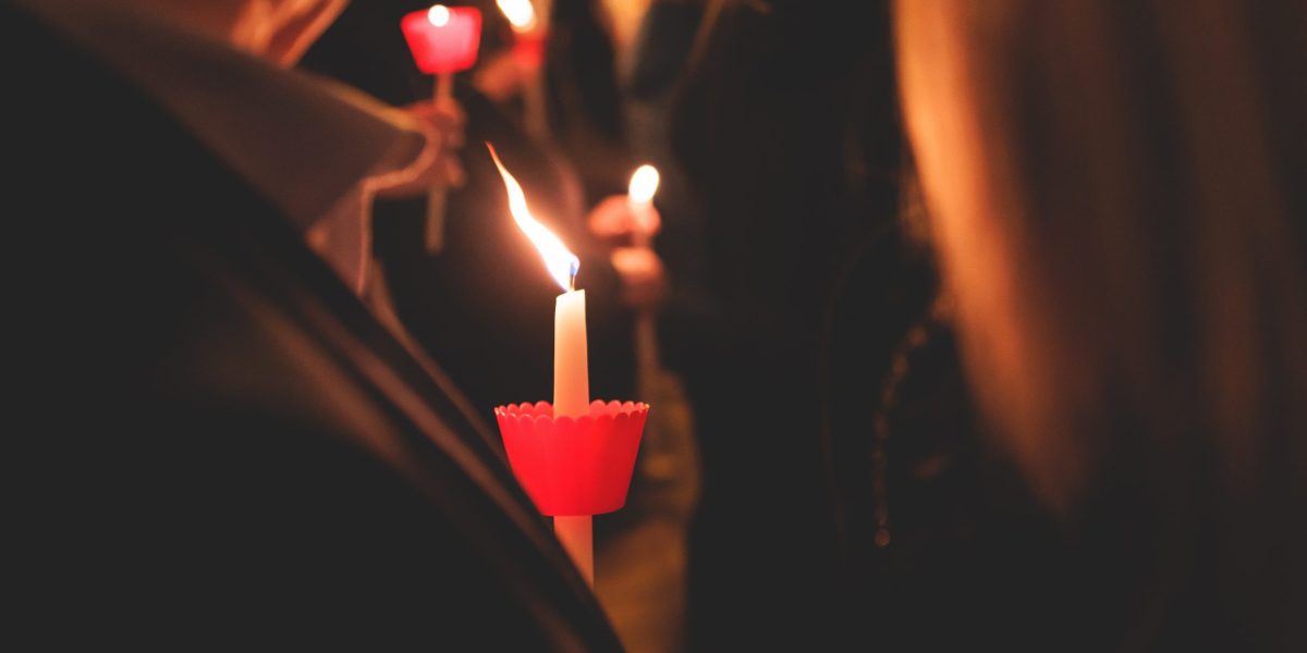 Aprindeți lumânările? Regula de AUR: Stingeți-le înainte de culcare!