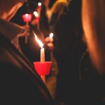 Aprindeți lumânările? Regula de AUR: Stingeți-le înainte de culcare!