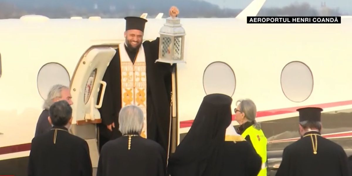 LUMINA Sfântă a ajuns în România: Flăcările au fost aduse de la Ierusalim