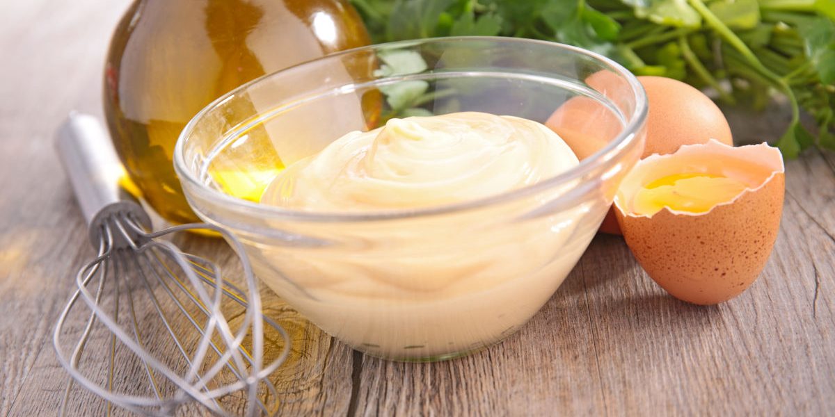 Maioneza de casă: Secretul unei rețete simple, dar de succes în bucătărie Maioneza preparată în casă reprezintă o alegere excelentă pentru a îmbunătăți rapid gustul multor preparate culinare
