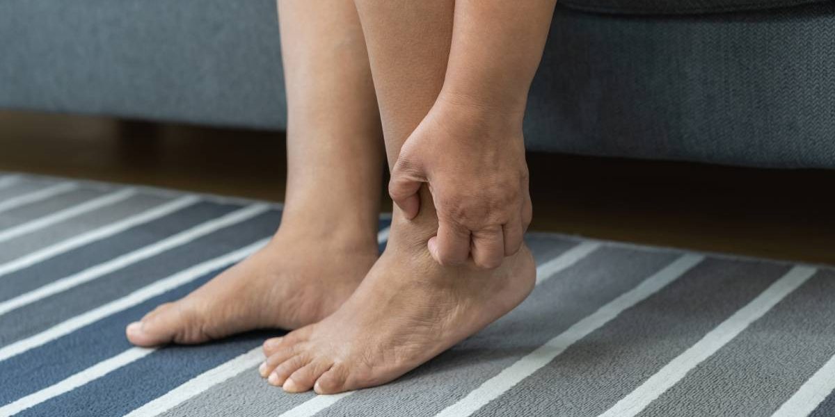 Umflăturile la picioare: Semnal de alarmă pentru DIABET, rinichi sau ficat