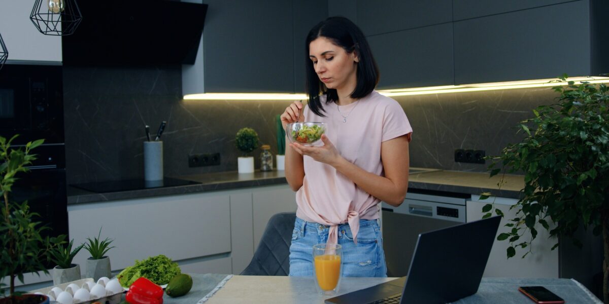 E sănătos să mănânci în picioare? Digestia, sub lupa experților