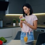 E sănătos să mănânci în picioare? Digestia, sub lupa experților