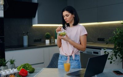 E sănătos să mănânci în picioare? Digestia, sub lupa experților