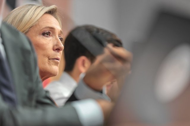 Le Pen, cină secretă cu magnați francezi: Afacerile caută legături cu extrema dreaptă