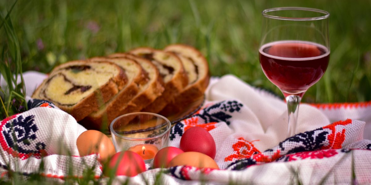 Prețurile alimentelor de bază, precum ouăle și carnea, au explodat înaintea Paștelui