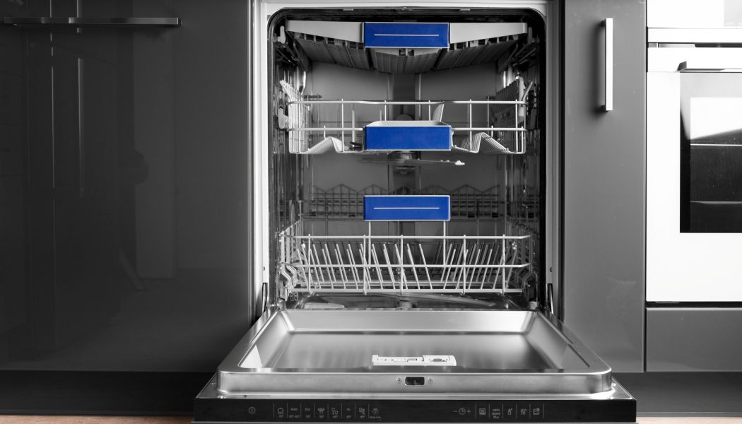 Greșeala uriașă pe care o fac gospodinele: NU clăti vasele!