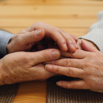 Când începe bătrânețea? Studiul pe 14.000 de oameni dezvăluie vârsta reală