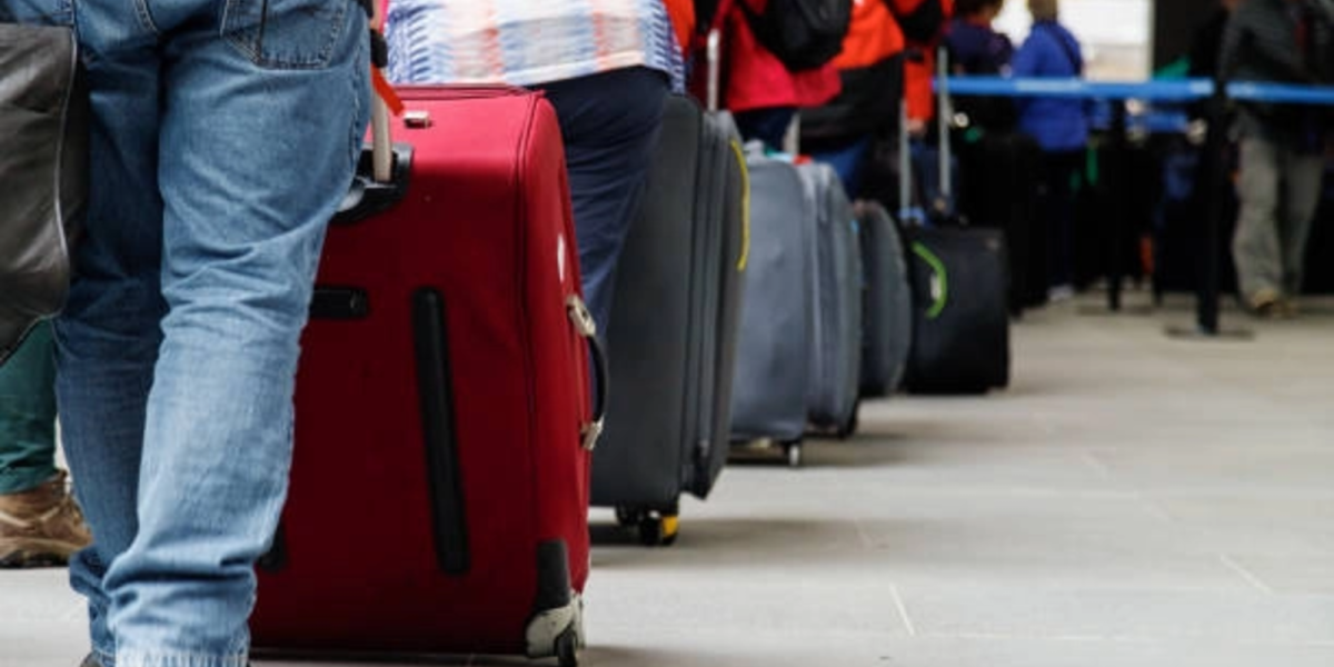 Cozi infernale în aeroporturi din Europa: Zboruri pierdute din cauza noilor reguli