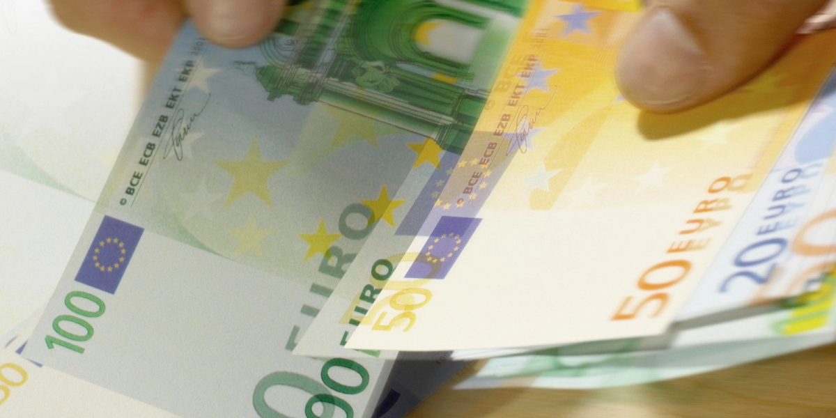 Bancnota controversată dispare: Ce fac românii cu banii de acasă