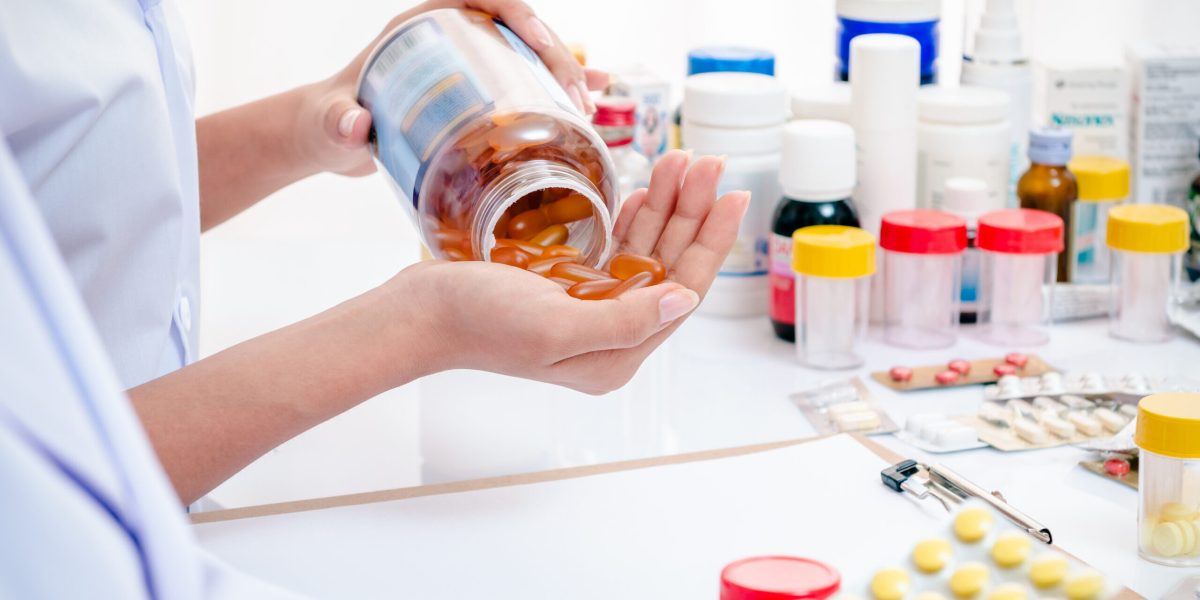 Alimente și medicamente: combinații periculoase care pot pune sănătatea în pericol Un farmacist avertizează: multe alimente și băuturi pot interacționa cu medicamentele, afectând modul în care acestea sunt absorbite sau metabolizate de organism