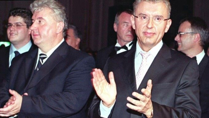 Ioan Micula dă în judecată pe Sorin Grindeanu pentru „minciuni” și „defăimare” Omul de afaceri Ioan Micula a dat în judecată pe președintele Camerei Deputaților, Sorin Grindeanu, în urma unor declarații făcute de acesta cu privire la plata unor despăgubiri de 400 de milioane de euro către grupul Micula