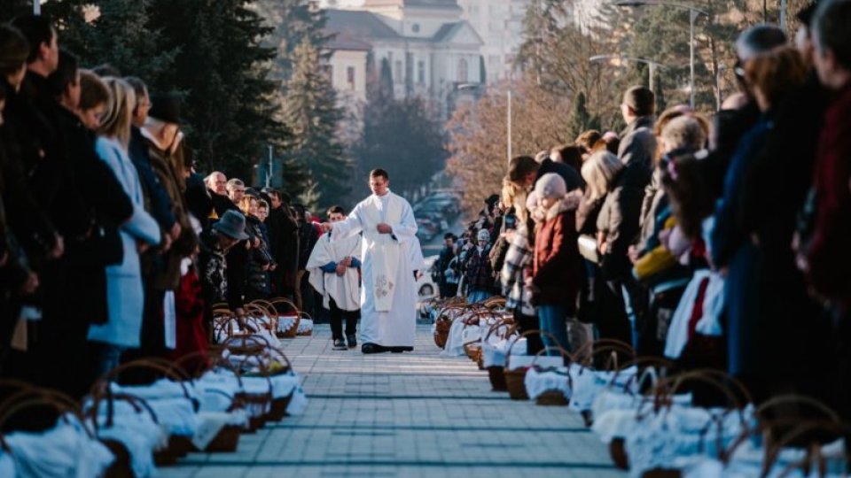 Mii de oameni au participat la tradiționala sfințire a bucatelor la Miercurea-Ciuc MIERVUREA-CIUC – Centrul municipiului Miercurea-Ciuc a fost, duminică, punctul de atracție pentru mii de oameni, care au participat la tradiționala ceremonie de sfințire a bucatelor cu ocazia Paștelui Catolic