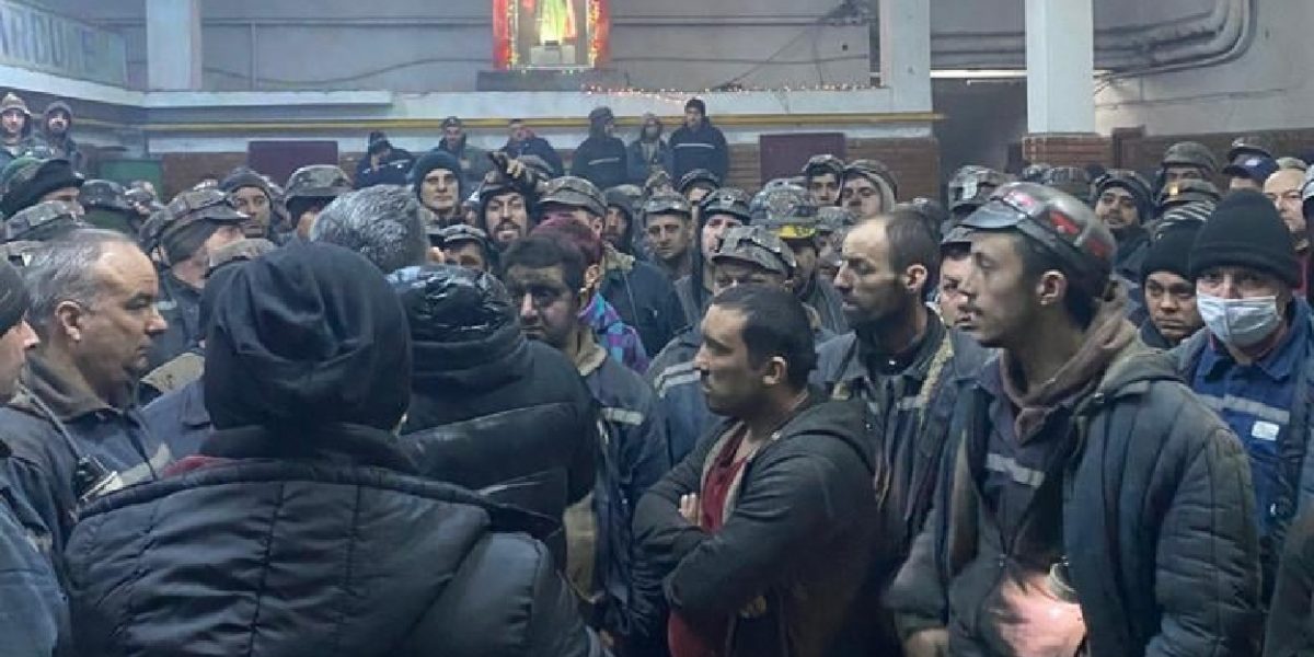 Minerii de la Vulcan, Lupeni și Livezeni au refuzat să intre în subteran Angajații minelor Vulcan, Lupeni și Livezeni au declanșat miercuri dimineața un protest spontan