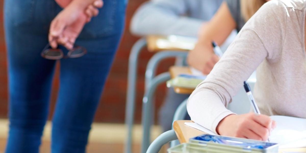 Educație: Ministerul detaliază învățământul dual. Ce beneficii aduce elevilor