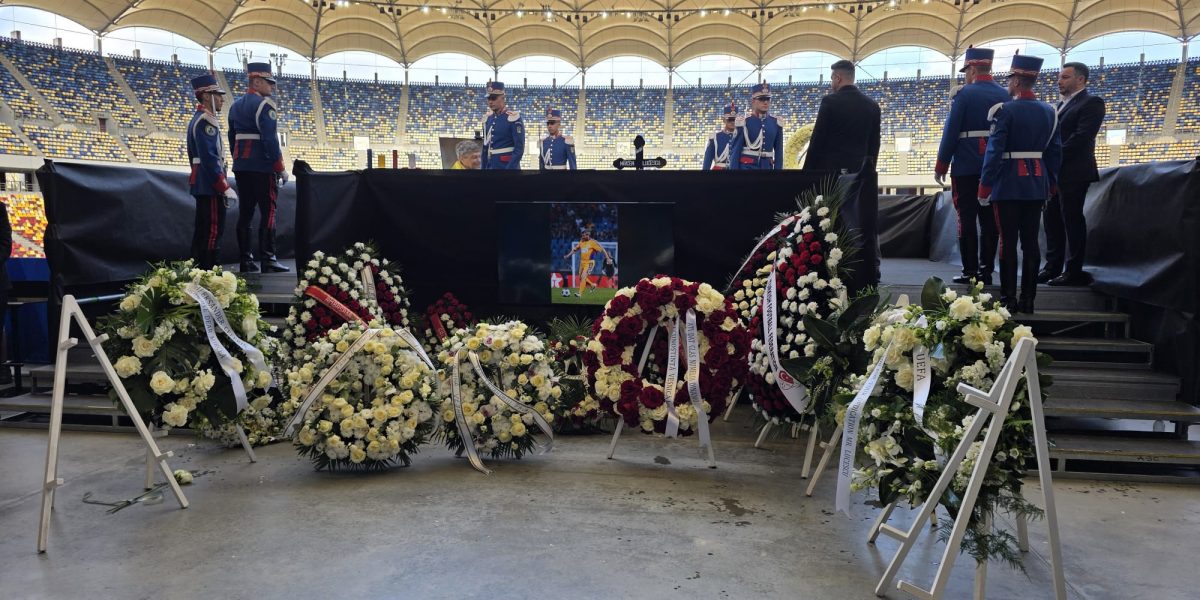 Sicriul cu trupul neînsuflețit al lui Mircea Lucescu a fost depus la Arena Națională, sute de oameni aducându-i un ultim omagiu