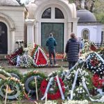 Lucescu, omagiat de Paște: Lumânări aprinse la mormânt, după funeralii