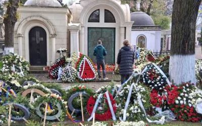 Lucescu, omagiat de Paște: Lumânări aprinse la mormânt, după funeralii