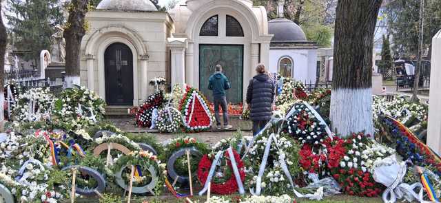 Lucescu, omagiat de Paște: Lumânări aprinse la mormânt, după funeralii
