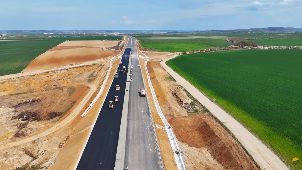 Autostrada A3: „Luminița de la capătul tunelului” se arată șoferilor, dar cu rezerve Șoferii români ar putea circula pe aproape 230 de kilometri din autostrada A3 până la finalul anului 2026, conform celor mai optimiste estimări