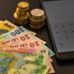 Deficitul României, mai mic în primele luni, dar datoria externă crește