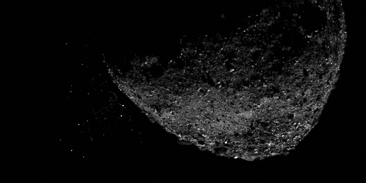 O echipă de astronomi din SUA a realizat o analiză detaliată a unei probe din asteroidul Bennu, dezvăluind noi informații despre interacțiunea apei și a materialelor organice în primele etape ale Sistemului Solar