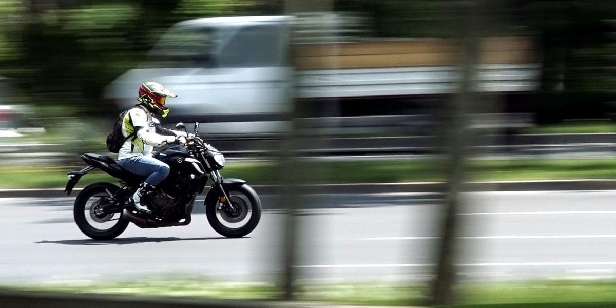 Mașină sau motor? Cât plătești exact în București și de ce e jaf mai mare ca-n alte orașe?