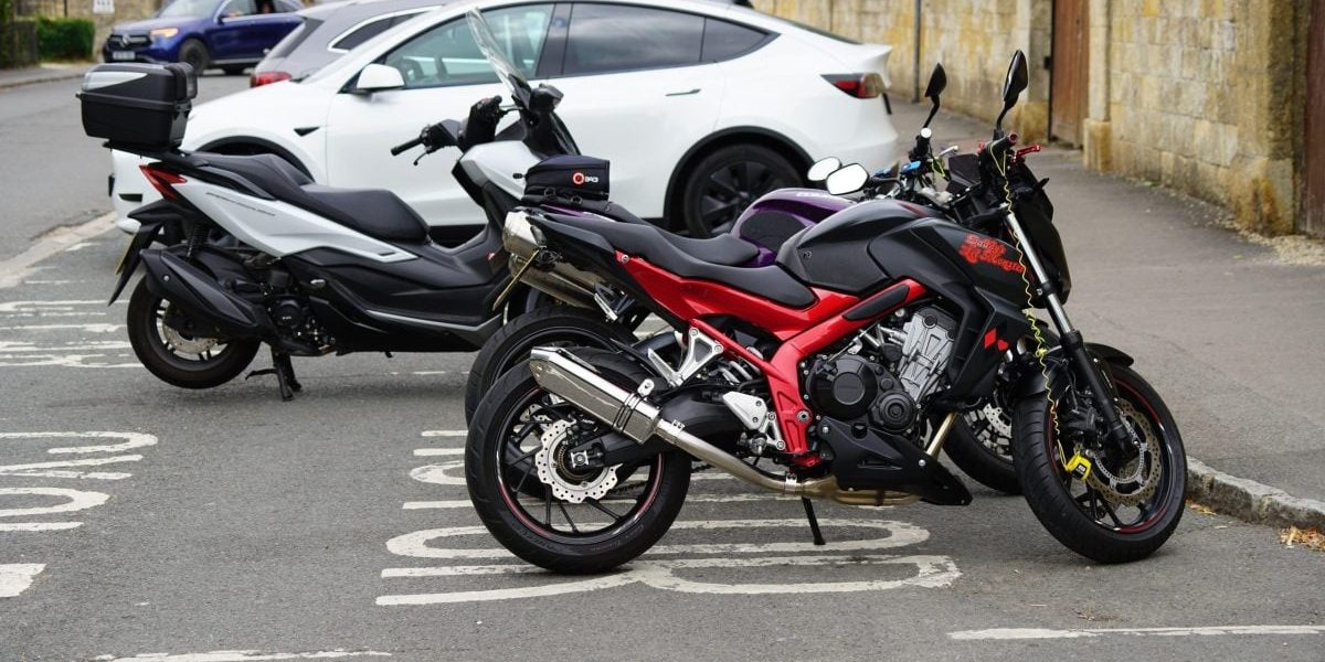 Motocicletă vs. Mașină: Ce alegi în București, trafic, costuri, confort