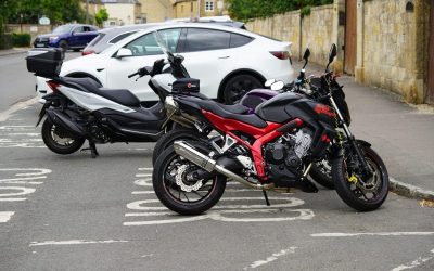 Motocicletă vs. Mașină: Ce alegi în București, trafic, costuri, confort